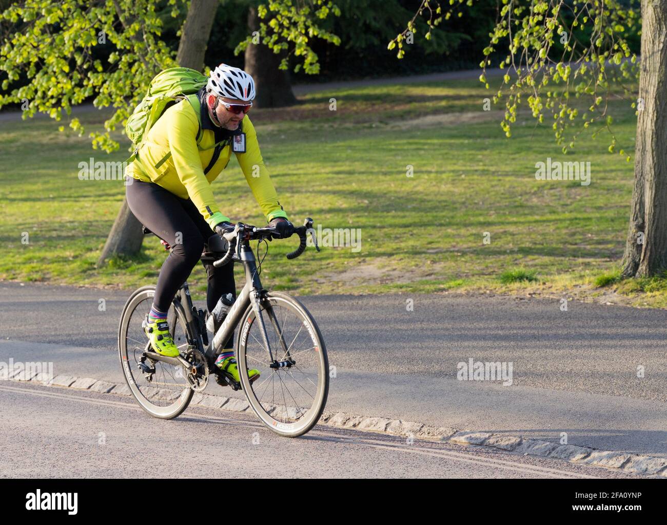 Un homme en vêtements de cycle complet, badge de nom fixé à son sac à dos manèges vélo sur le soleil après-midi de printemps, Londres, Angleterre Banque D'Images