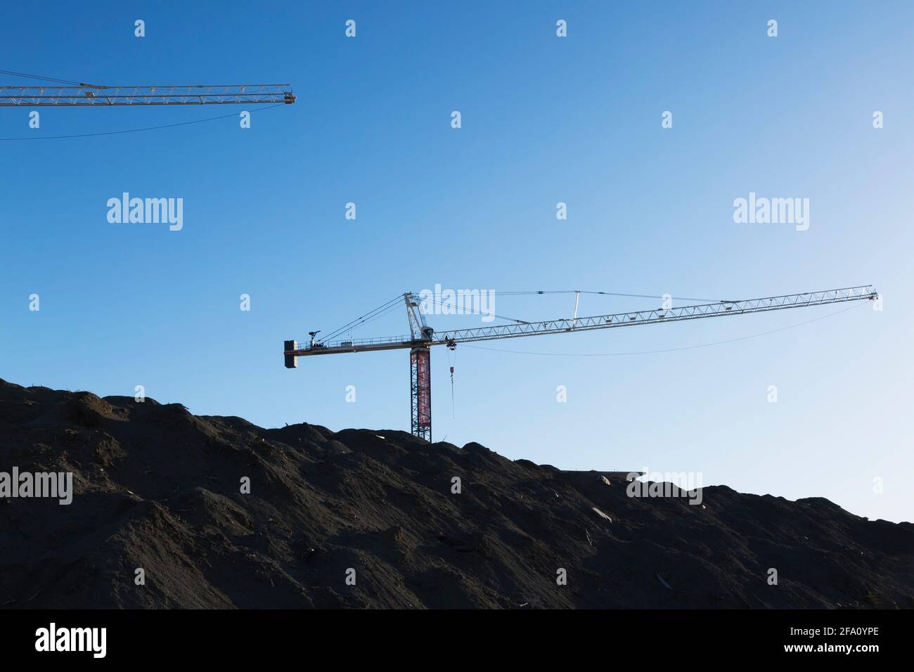 Monticule de grues de chantier et de terre excavées en construction site Banque D'Images