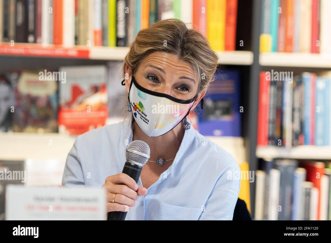 Madrid, Espagne. 21 avril 2021. Le troisième vice-président, Yolanda Diaz, lors de la présentation du livre de Xavier Domènech, "UN ensemble de nations", au livre de la Central. Crédit : SOPA Images Limited/Alamy Live News Banque D'Images