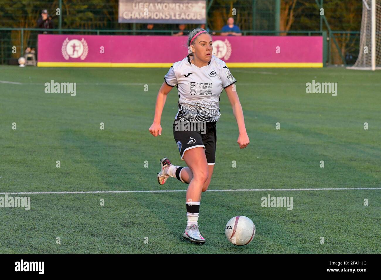 Cardiff, pays de Galles. 21 avril 2021. Ellie Lake of Swansea City Dames en action lors du match de la première ligue des femmes galloises entre Cardiff met Women et Swansea City Dames au Cyncoed Campus à Cardiff, pays de Galles, Royaume-Uni, le 21 avril 2021. Crédit : Duncan Thomas/Majestic Media/Alay Live News. Banque D'Images