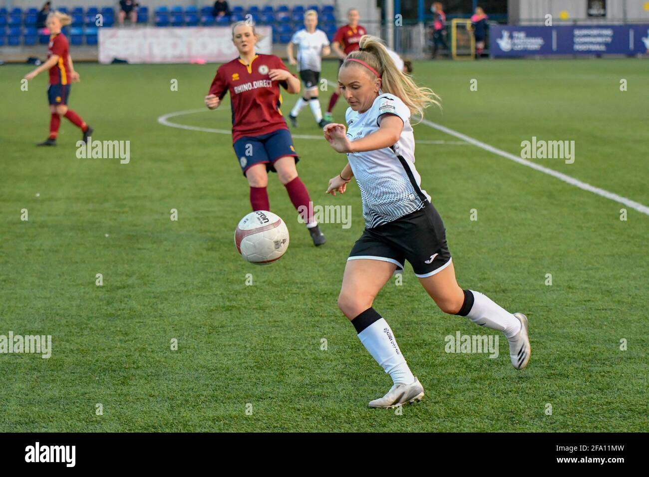 Cardiff, pays de Galles. 21 avril 2021. Kelly Adams de Swansea City Dames en action lors du match de la première Ligue des femmes galloises entre Cardiff met Women et Swansea City Dames au Cyncoed Campus à Cardiff, pays de Galles, Royaume-Uni, le 21 avril 2021. Crédit : Duncan Thomas/Majestic Media/Alay Live News. Banque D'Images