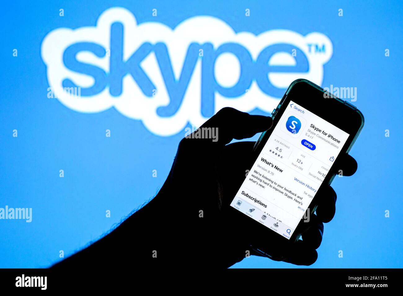 Espagne. 20 avril 2021. Dans cette illustration, une application Skype dans l'App Store s'affiche sur un smartphone avec le logo Skype en arrière-plan. (Photo de Thiago Prudencio/SOPA Images/Sipa USA) crédit: SIPA USA/Alay Live News Banque D'Images