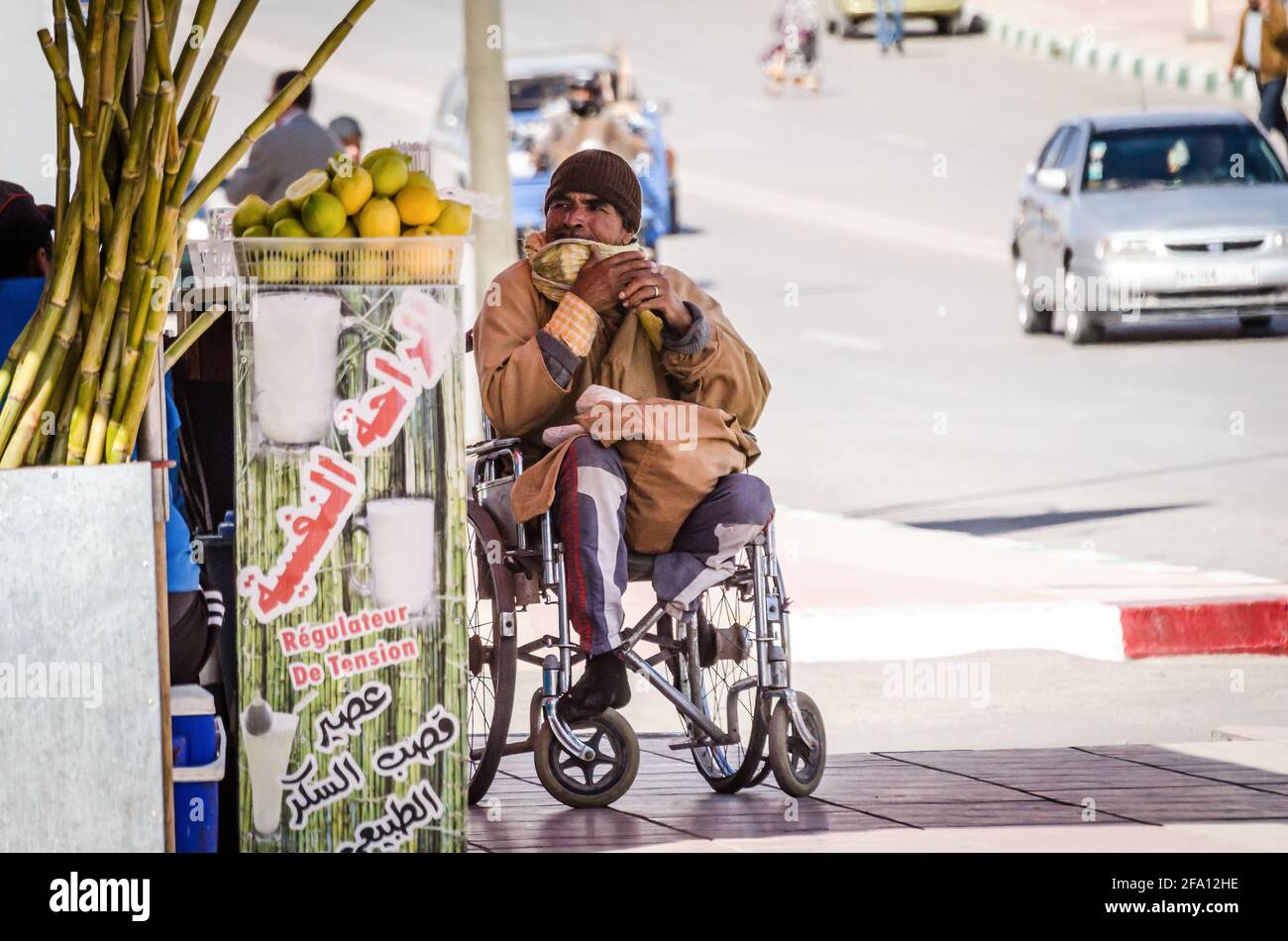 Errachidia, Maroc - 11 avril 2015. Homme handicapé sans jambes en fauteuil roulant Banque D'Images