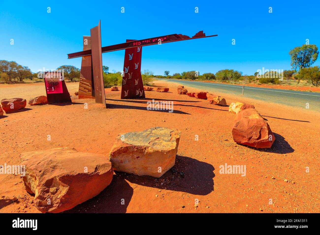 Territoire du Nord Outback, Australie - 20 août 2019 : panneau Red Center Way entre la Lasseter Highway et Yulara, Kata Tjuta et Uluru et la route de Luritja Banque D'Images