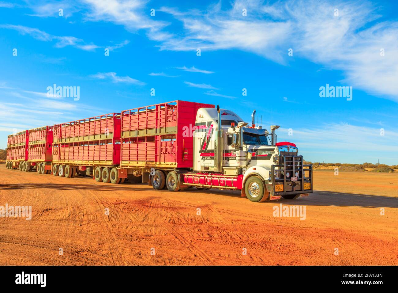 Marla, Australie méridionale, Australie - 29 août 2019 : camion de train routier Kenworth de Hayson Haulage d'Alice Springs. Traversez la ville de Marla sur l'A87 Stuart Banque D'Images