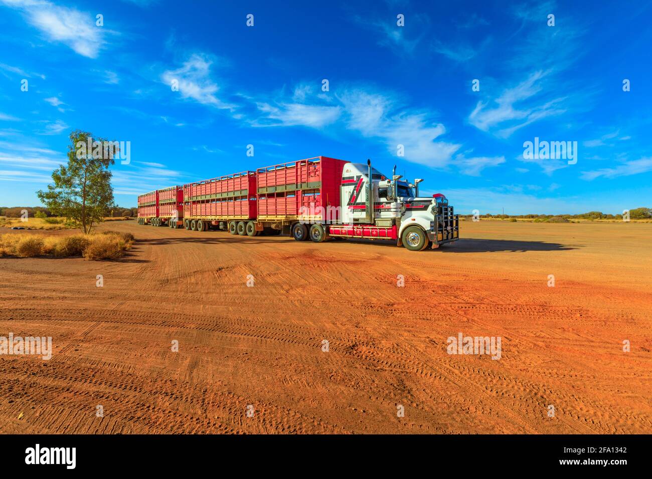 Marla, Australie méridionale, Australie - 29 août 2019 : camion de train routier Kenworth de Hayson Haulage d'Alice Springs. Garés dans la ville de Marla sur l'A87 Stuart Banque D'Images