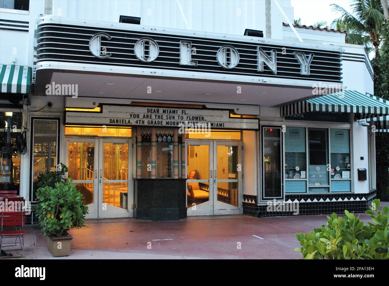 Le Colony Theatre sur Lincoln Road à Miami Beach, en Floride. Théâtre art déco restauré datant de 1935 ans avec films, musique, danse, opéra et bien plus encore. Banque D'Images Le Colony Theatre sur Lincoln Road à Miami Beach, en Floride. Théâtre art déco restauré datant de 1935 ans avec films, musique, danse, opéra et bien plus encore. Banque D'Images