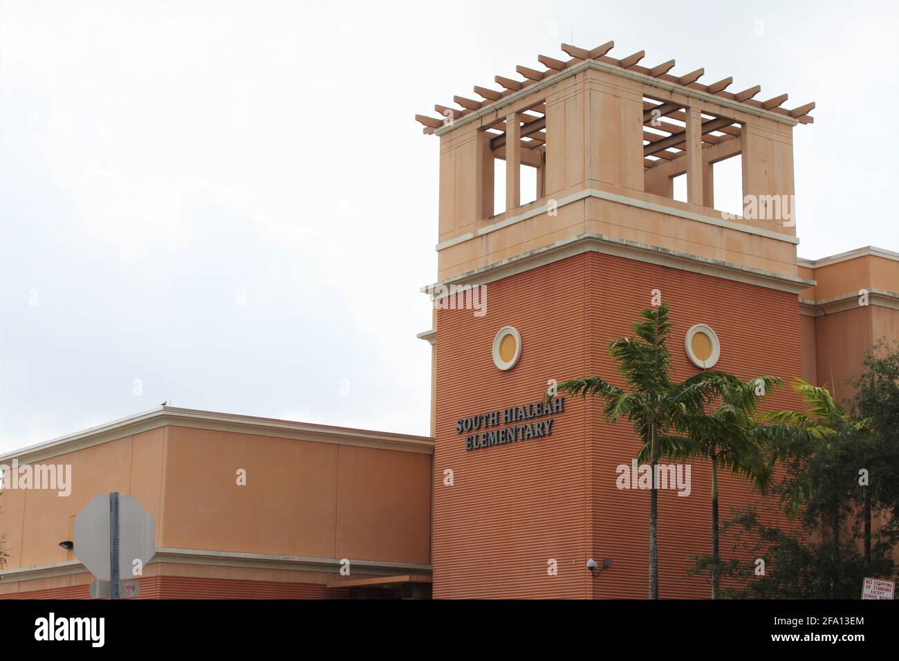 Bâtiment extérieur de l'école primaire publique de South Hialeah. Banque D'Images Bâtiment extérieur de l'école primaire publique de South Hialeah. Banque D'Images