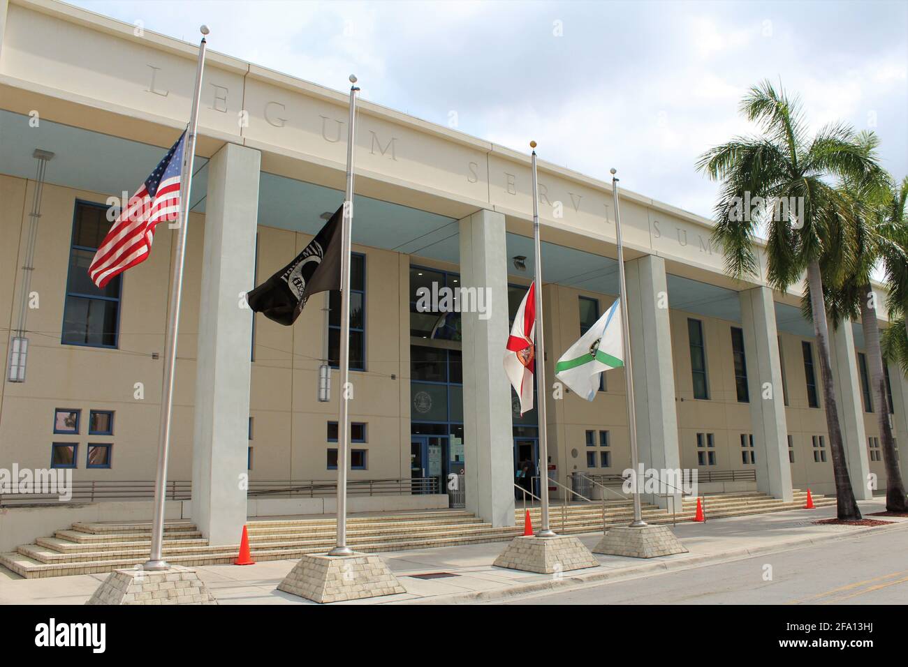Extérieur du tribunal de district de Hialeah dans la ville de Hialeah. Drapeaux et texte gravés sur le bâtiment lecture Legum Servi Sum. Miami-Dade Greffier des tribunaux Banque D'Images