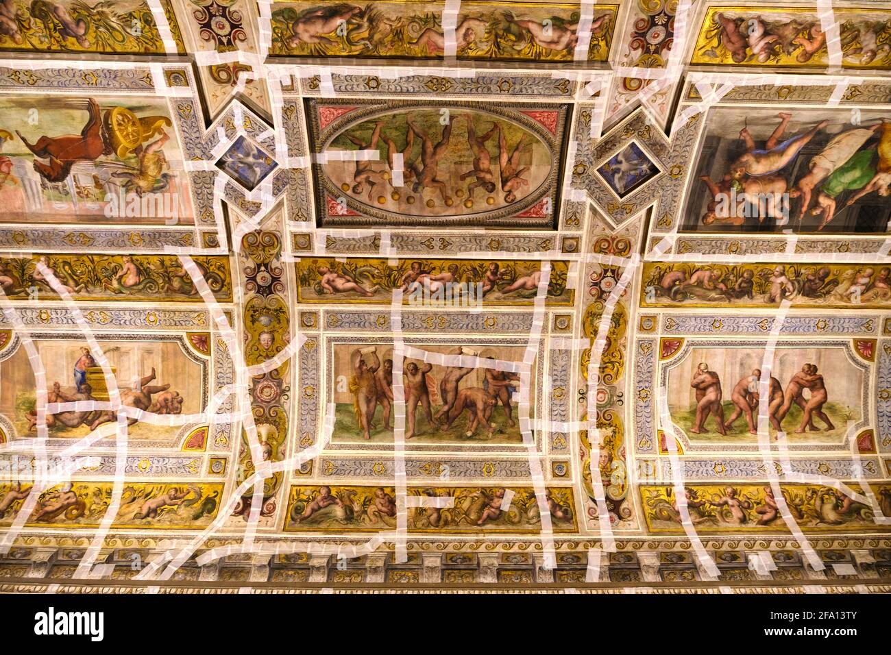 La salle des Jeux du château d'Etense à Ferrara en Italie. La bande est une mesure temporaire pour protéger l'art après un tremblement de terre en 2012. Banque D'Images