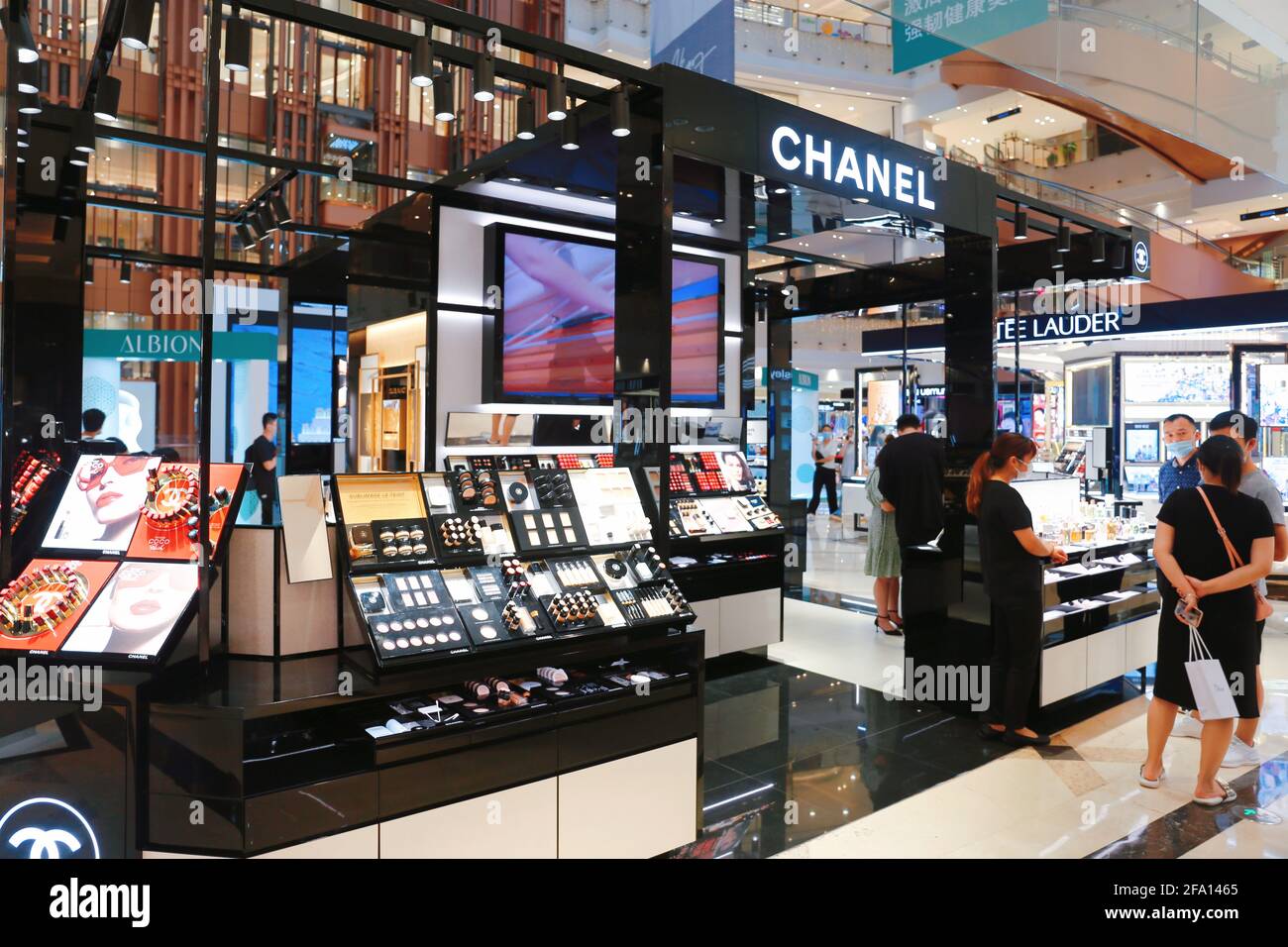 SHANGHAI, CHINE - 9 JUILLET 2020 - photo prise le 9 juillet 2020 montre un  compteur de la marque française de beauté de luxe et de parfum Chanel dans  un centre commercial