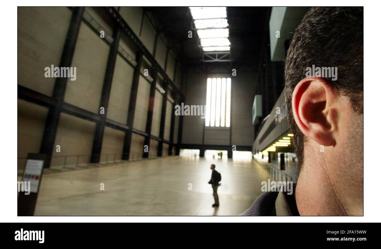 À l'écoute de l'installation, remplissez la turbine Hall à Tate Modern... UNE installation SONORE fascinante par Bruce Nauman est ouverte aujourd'hui 11 octobre 2004. La cinquième commission dans la série Unilever anuelle, Nauman a développé un large éventail de textes parlés d'une manière qui orchestre et mesure l'espace de la turbine Hall.pic David Sandison 11/10/2004 Banque D'Images