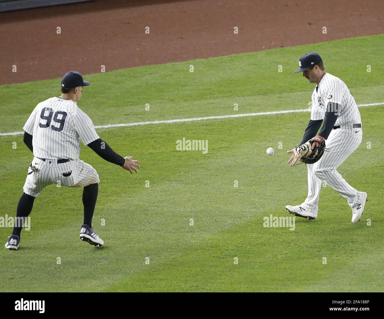 Bronx, États-Unis. 21 avril 2021. Un match de baseball entre New York Yankees Mike Ford et Aaron Judge contre les Atlanta Braves au Yankee Stadium le mercredi 21 avril 2021 à New York. Les Braves ont vaincu les Yankees 4-1. Photo de John Angelillo/UPI crédit: UPI/Alay Live News Banque D'Images