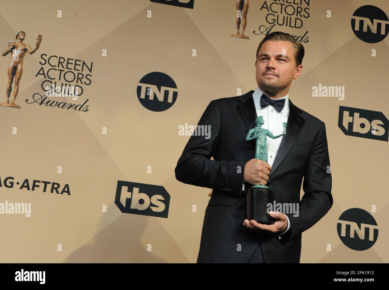 Leonardo DiCaprio dans la salle de presse lors de la 22e édition des Screen Actors Guild Awards, qui s'est tenue au Shrine Auditorium de Los Angeles, Californie, le dimanche 30 janvier 2016. Photo de Jennifer Graylock-Graylock.com 917-519-7666 Banque D'Images