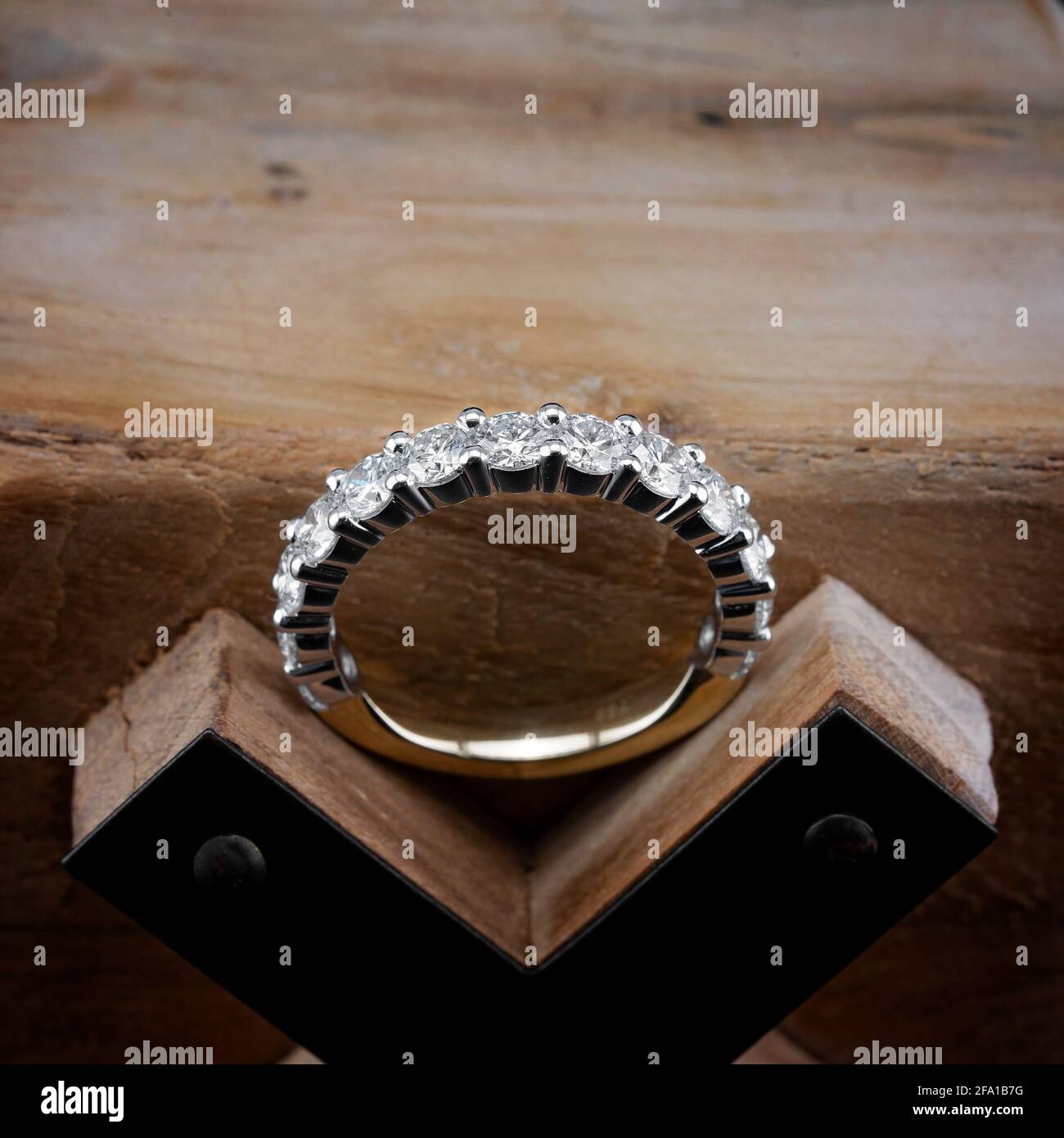 Un anneau d'éternité de diamant, également connu comme un anneau infini, symbolisant l'amour sans fin, assis sur une lettre de bois X Banque D'Images