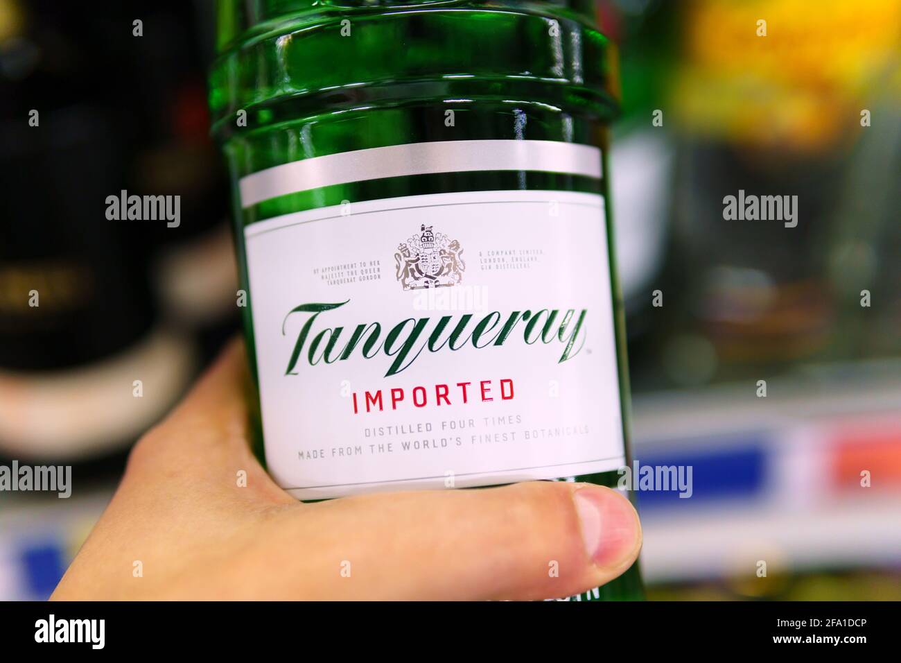Tyumen, Russie-21 avril 2021 : bouteille de Tanqueray, une marque de gin produite par Diageo plc. Banque D'Images Tyumen, Russie-21 avril 2021 : bouteille de Tanqueray, une marque de gin produite par Diageo plc. Banque D'Images