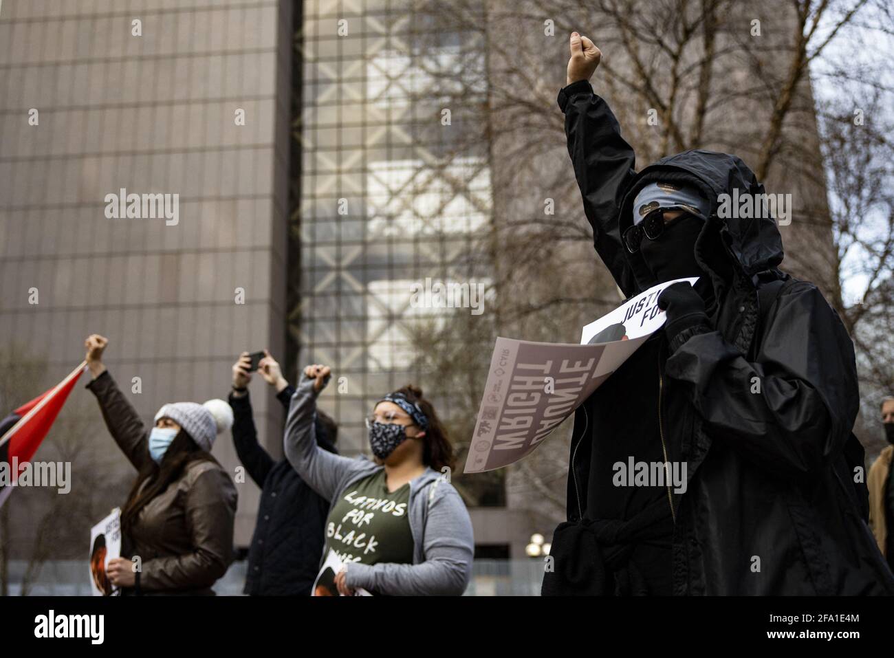 Les manifestants de Black Lives Matter se réunissent devant le palais de justice du comté de Hennepin à Minneapolis, MN, États-Unis, le mercredi 21 avril 2021. Les protestations se sont poursuivies après que l'ancien policier Derek Chauvin a été reconnu coupable de toutes accusations de meurtre de George Floyd et Daunte Wright a été tué par la police effectuant un arrêt de circulation alors que Chauvin était jugé. Photo de Samuel Corum/CNP/ABACAPRESS.COM Banque D'Images