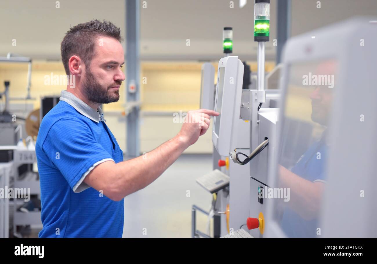 En micro-électronique de l'ingénierie : les travailleurs dans la production et l'assemblage de composants électroniques de haute technologie dans une usine moderne Banque D'Images