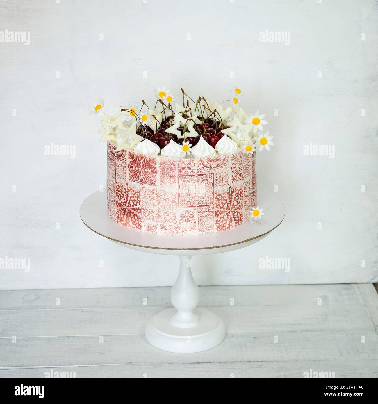 Gateau Au Pochoir De Bourgogne Avec Roses Pour Le 30e Anniversaire Photo Stock Alamy