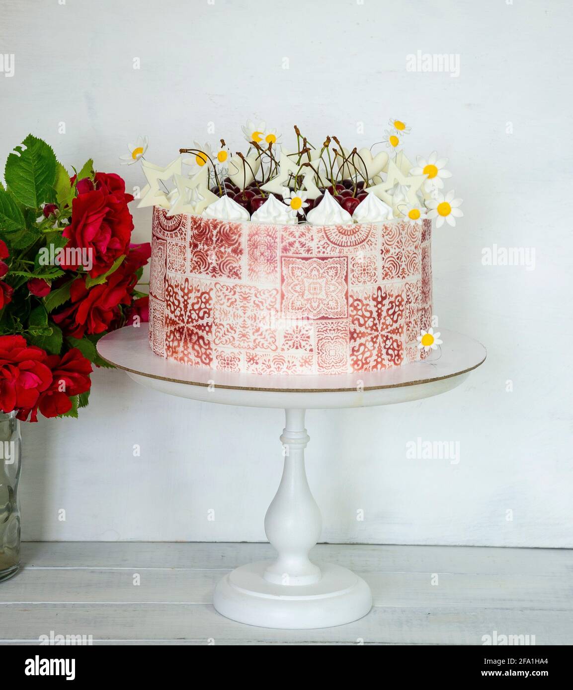 Gateau Au Pochoir De Bourgogne Avec Roses Pour Le 30e Anniversaire Photo Stock Alamy