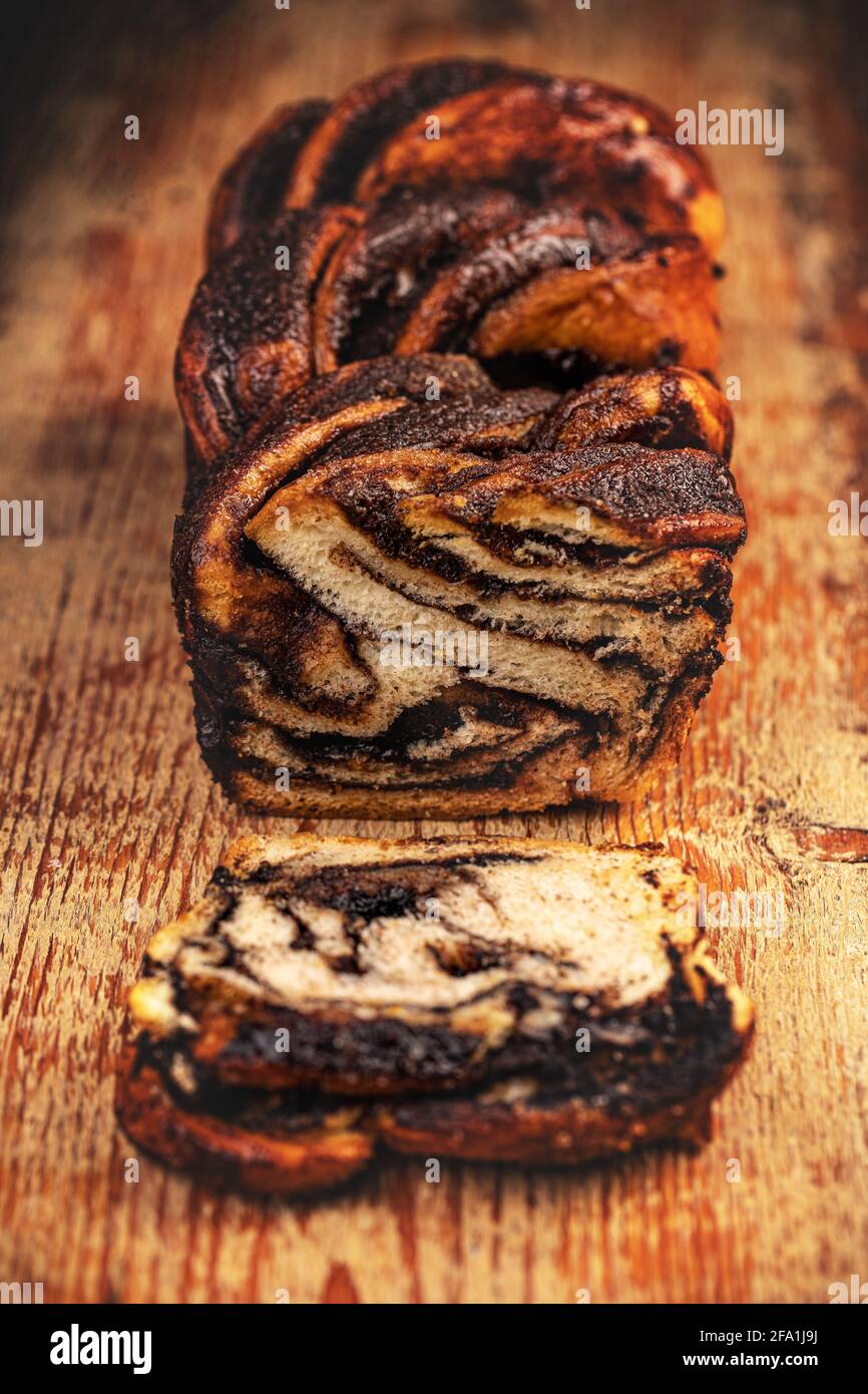 Gateau Traditionnel Polonais A La Babka Avec Chocolat Sur Fond De Bois Photo Stock Alamy