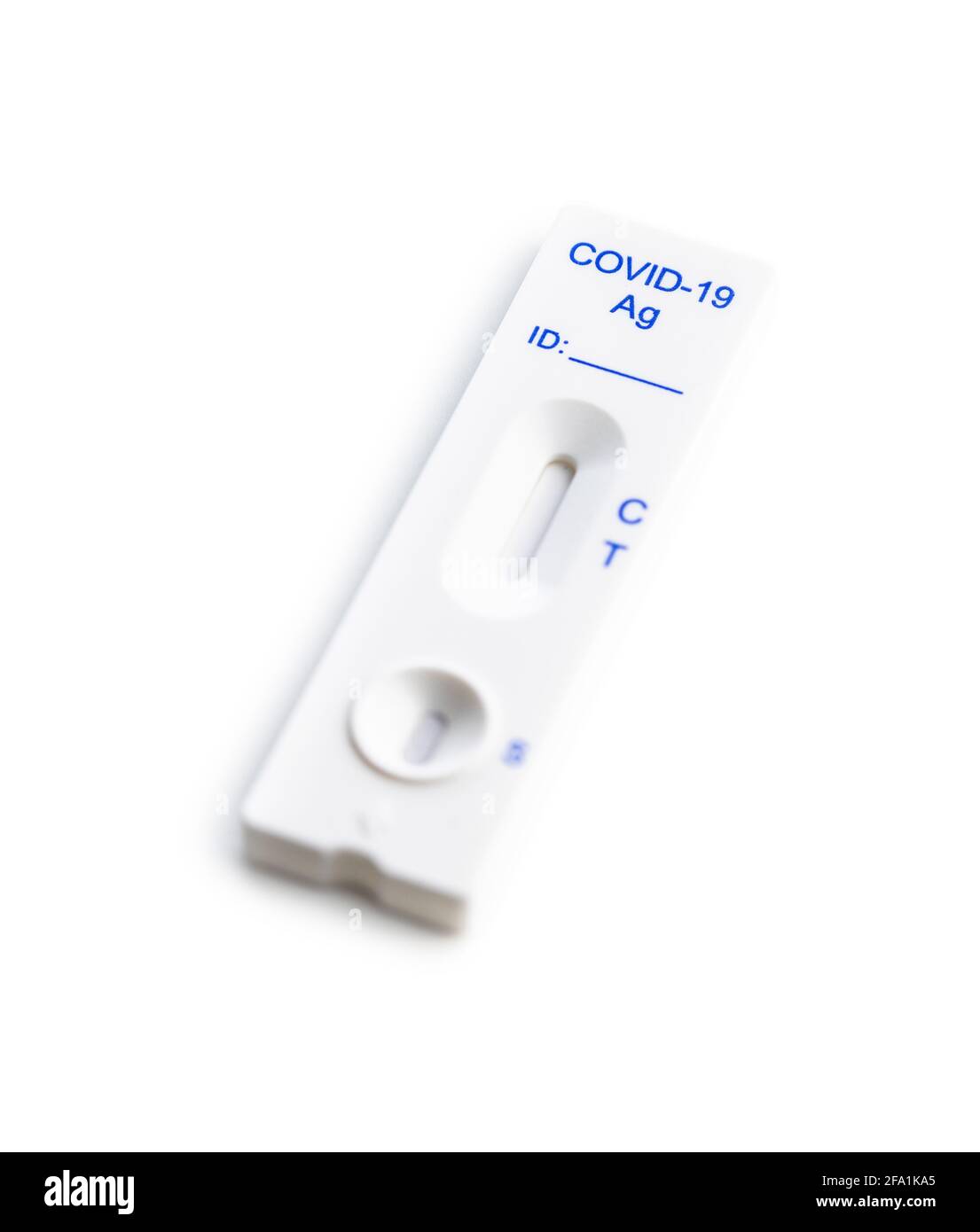Test d'antigène rapide Covid-19. Kit de test rapide des anticorps isolé sur fond blanc. Banque D'Images