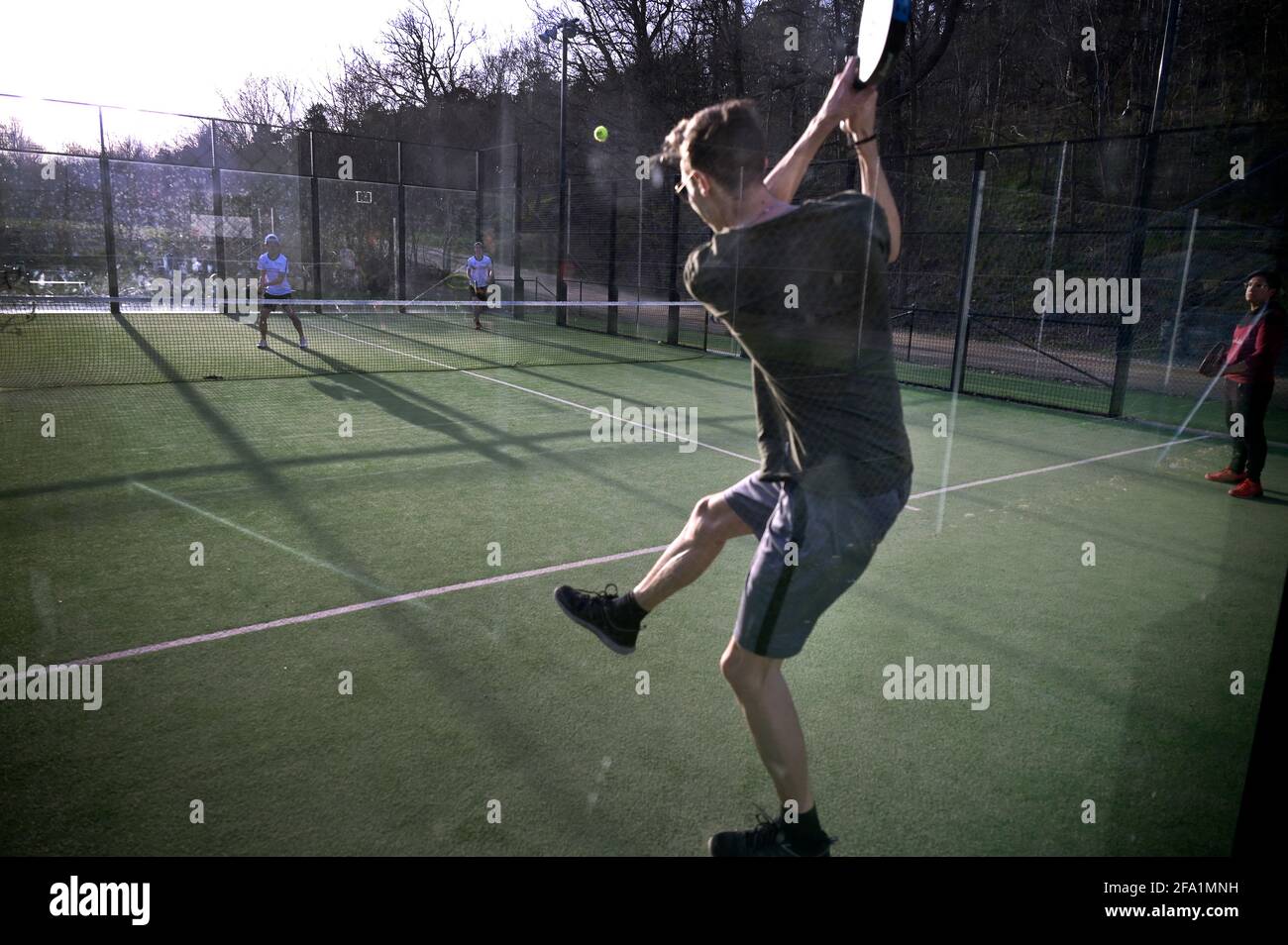 Les personnes jouant du padel sur les courts de plein air de Vintervikshallen à Stockholm, Suède, le 20 avril 2021. Le Padel est un sport de raquette qui combine les éléments du tennis, du squash et du badminton. Photo Janerik Henriksson / TT code 10010 Banque D'Images