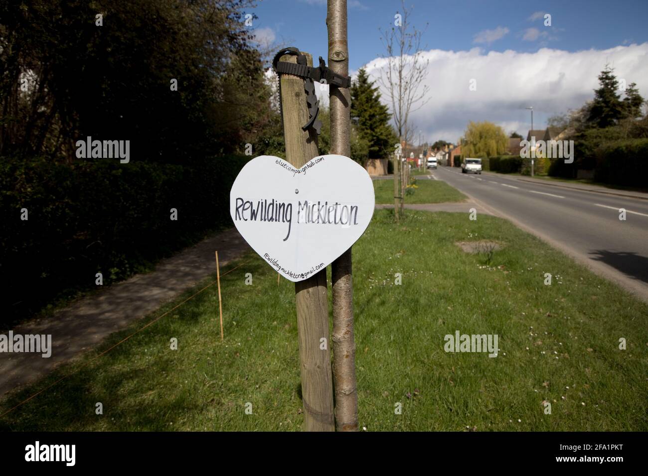 Signe de remake à coeur bleu marquant le bord de route planté de fleurs sauvages Mickleton Banque D'Images