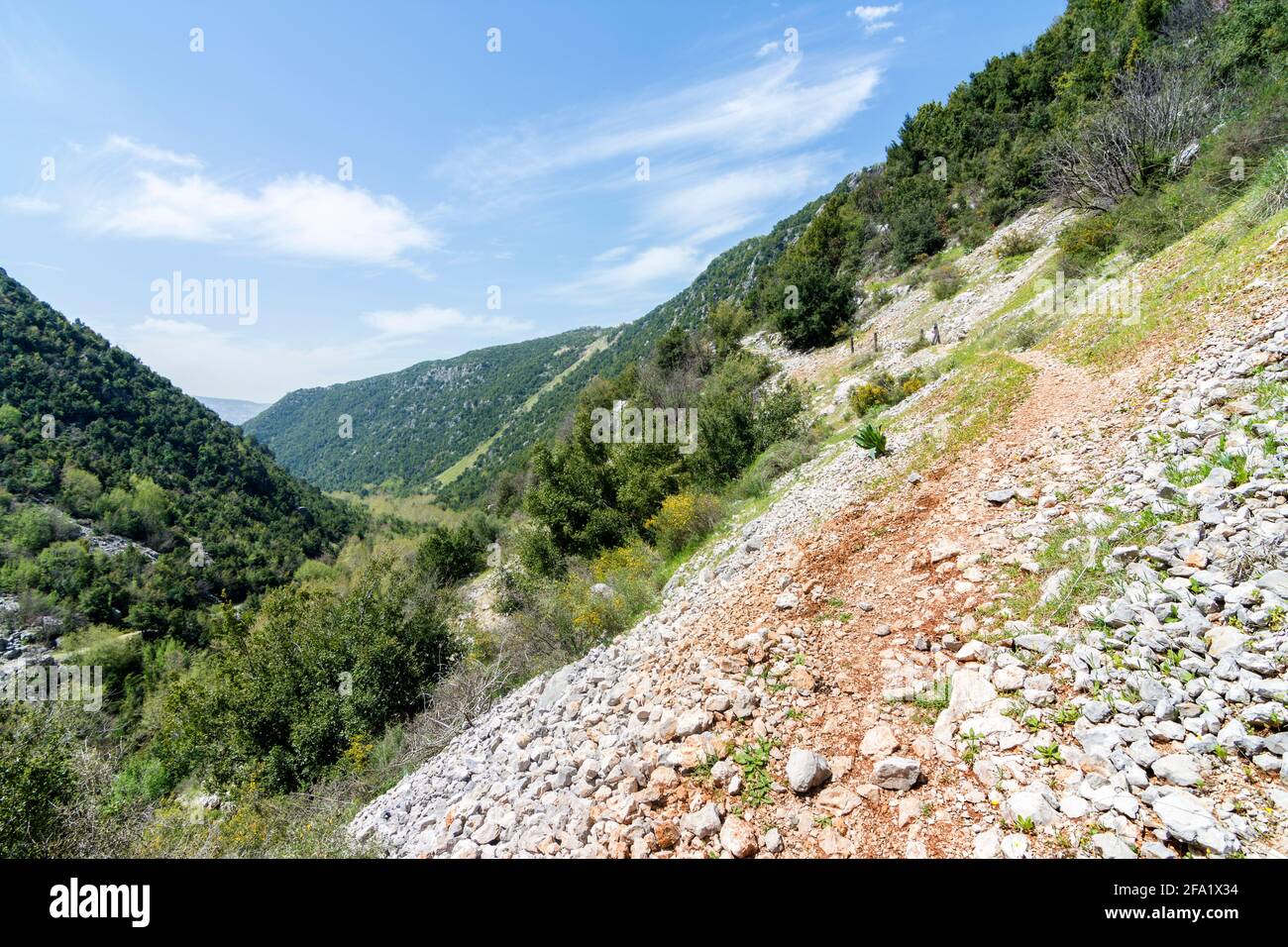Sentier de randonnée dans la vallée de Wadi el Salib, Kfardebian, Liban Banque D'Images