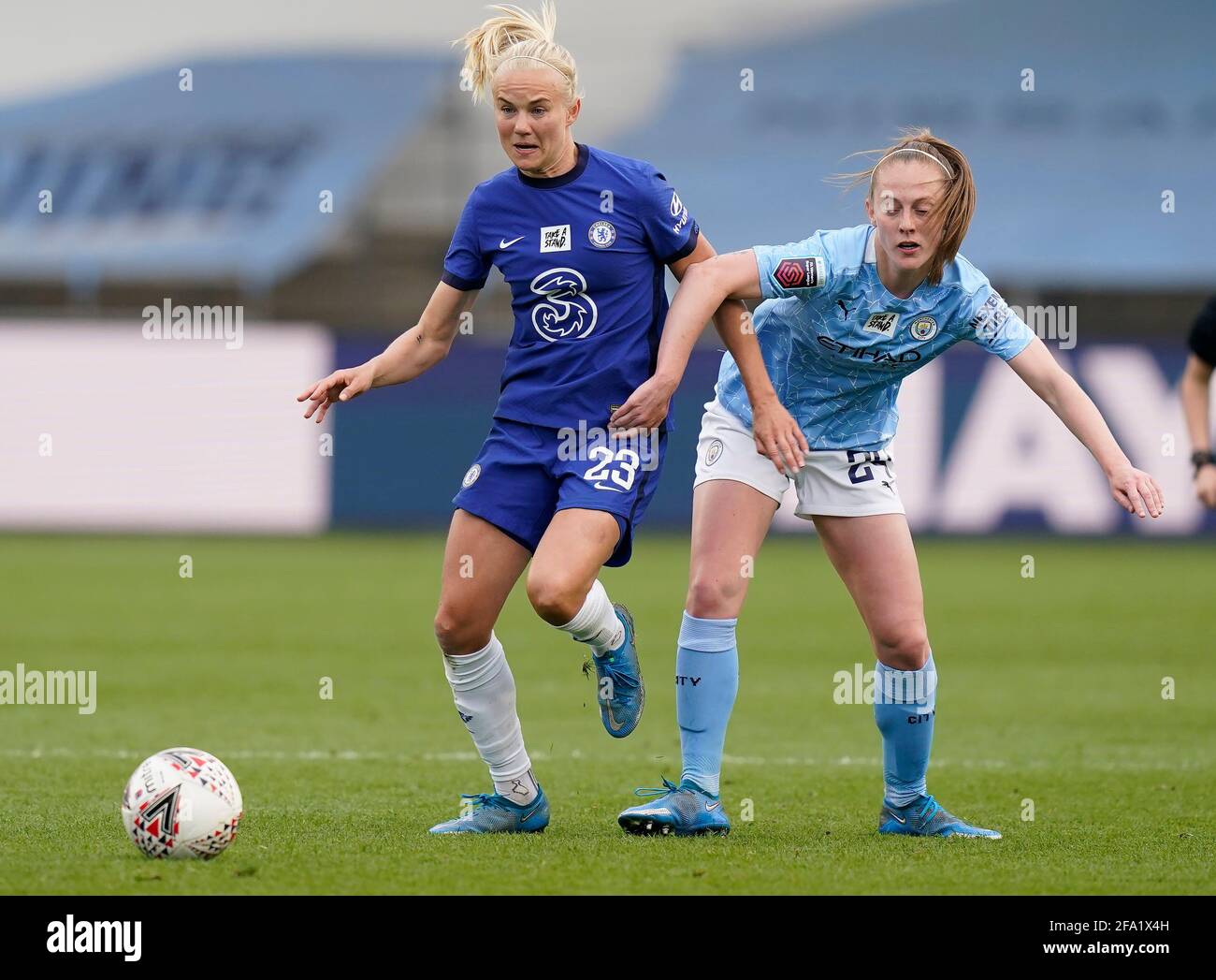 Manchester, Angleterre, 21 avril 2021. Pernillie Harder de Chelsea (L) vies avec Keira Walsh de Manchester City pendant le match de la Super League FA WomenÕs au stade Academy, Manchester. Crédit photo devrait se lire: Andrew Yates / Sportimage crédit: Sportimage / Alay Live News Banque D'Images