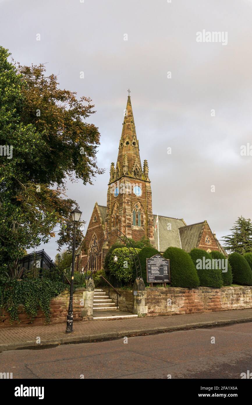 L'église paroissiale de tous les Saints dans le village de Thornton Hough, Wirral, Royaume-Uni; date de 1868 et payé par Joseph Hirst, propriétaire d'un moulin à laine. Banque D'Images