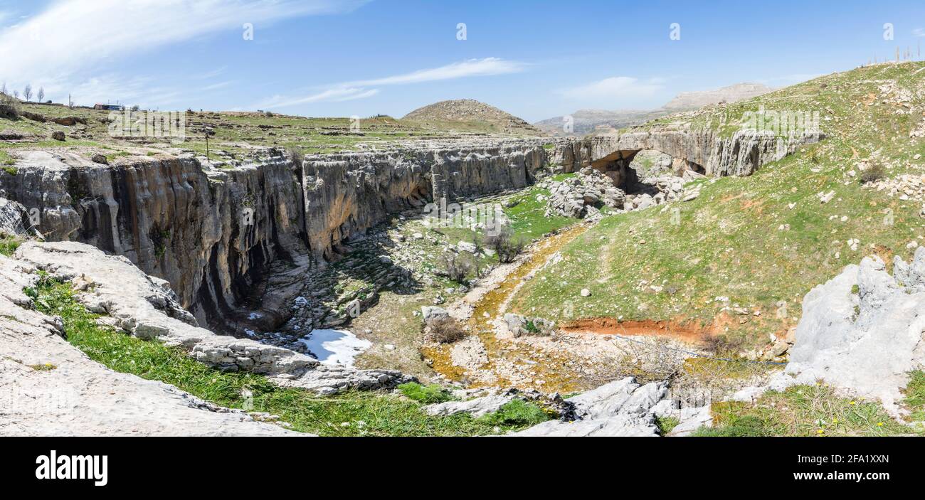 Panorama du pont naturel à Kfardebian, Liban Banque D'Images