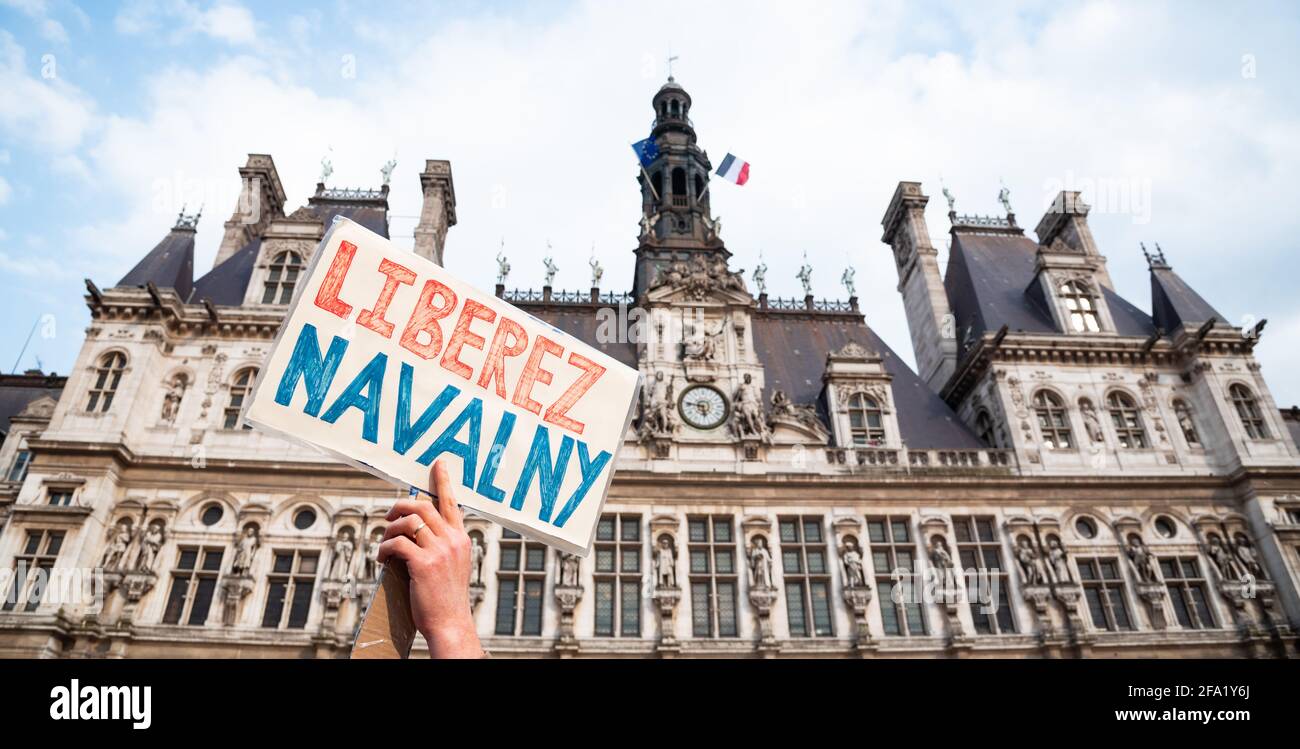 Paris, France. Étiquette de main d'homme Liberez Navalny ! (Navalny gratuit ! En français) à manifestation en faveur du chef de l'opposition russe Navalny. Banque D'Images