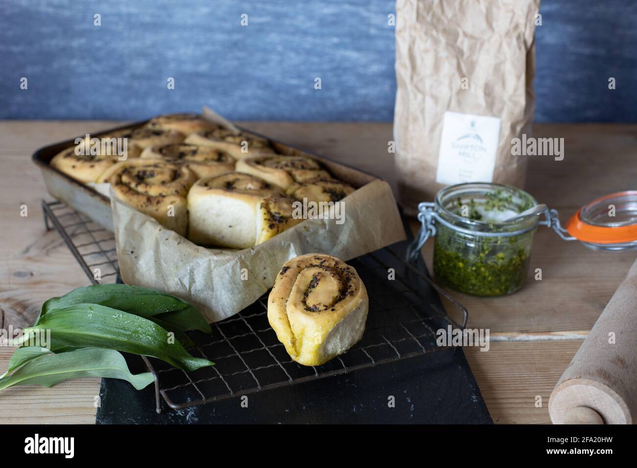 Rouleaux de pesto à l'ail sauvage Banque D'Images