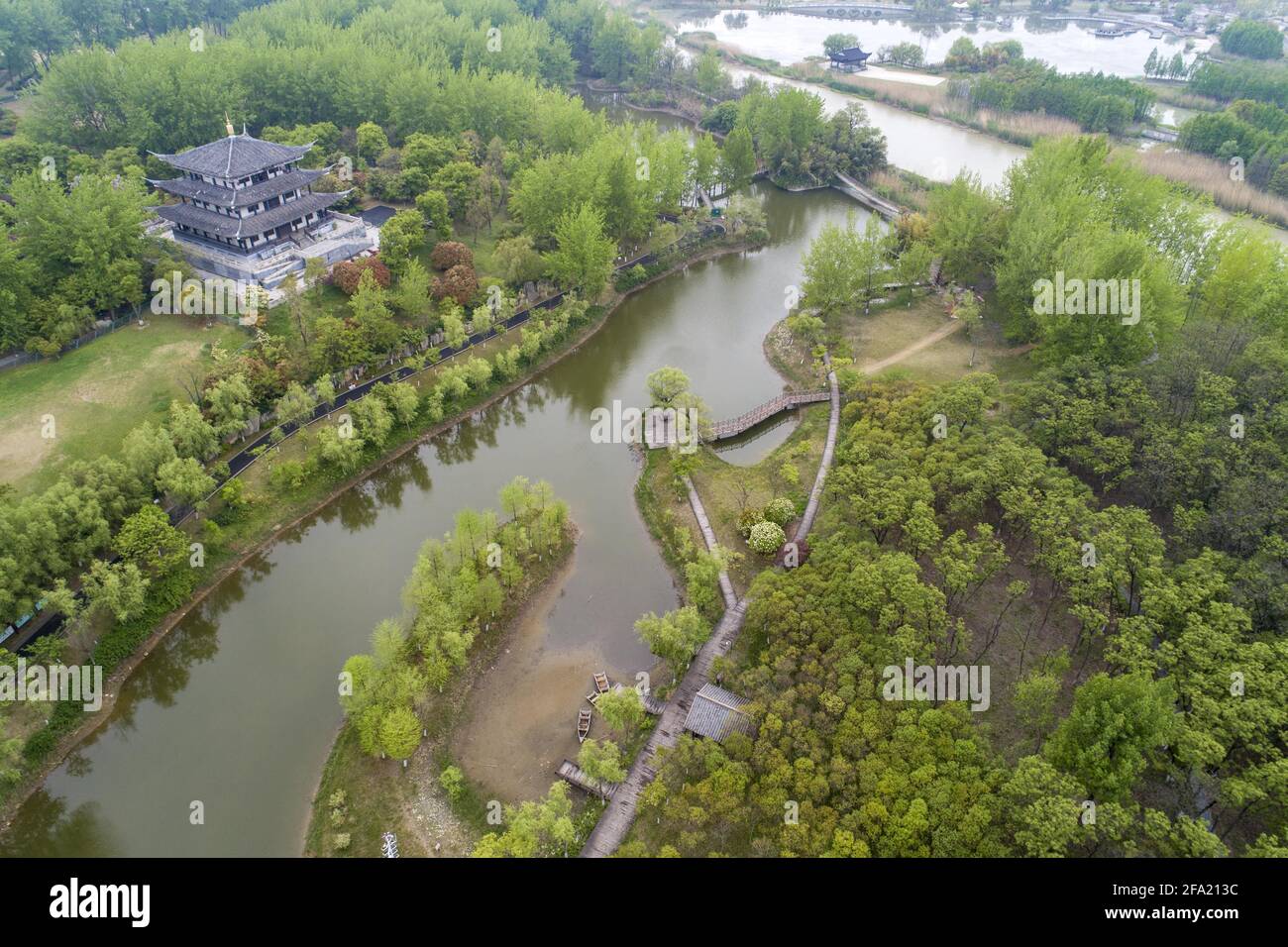 21 avril 2021, Huai'an, Huai'an, Chine : le 21 avril 2021, les arbres du parc national des zones humides de la rivière Guhuai, dans la ville de Huai'an, province de Jiangsu, ont des arbres verts verdoyants et des plantes aquatiques fertiles, devenant un bar à oxygène naturel. Le 21 avril 2021 est le 52e ''jour de la Terre''. Cette année, le thème de la publicité est ''chérir la Terre et la coexistence harmonieuse entre l'homme et la nature''. La zone humide est également appelée ''le rein de la terre''. Crédit : ZUMA Press, Inc./Alay Live News Banque D'Images