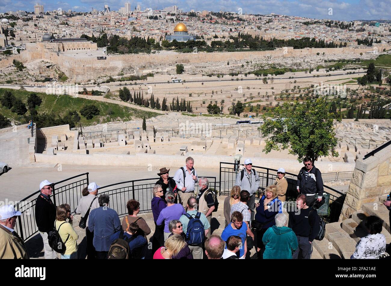 Vue sur Jérusalem depuis l'Olive Mountain. Touristes situés sur le Mont des oliviers. Une terrasse d'observation à Jérusalem. Israël. Banque D'Images