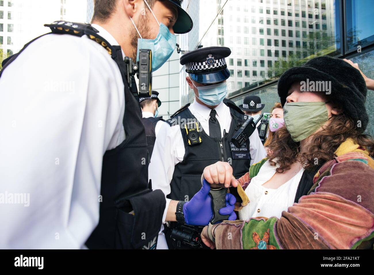 Canary Wharf, Londres, Royaume-Uni 22 avril 2021 extinction les femmes de la rébellion brisent les fenêtres de la banque HSBC dans le cadre d'une série d'actions qui composent la rébellion monétaire. Le groupe environnemental est en colère contre les investissements de 80 milliards de livres de la banque dans les combustibles fossiles au cours des 5 dernières années Banque D'Images