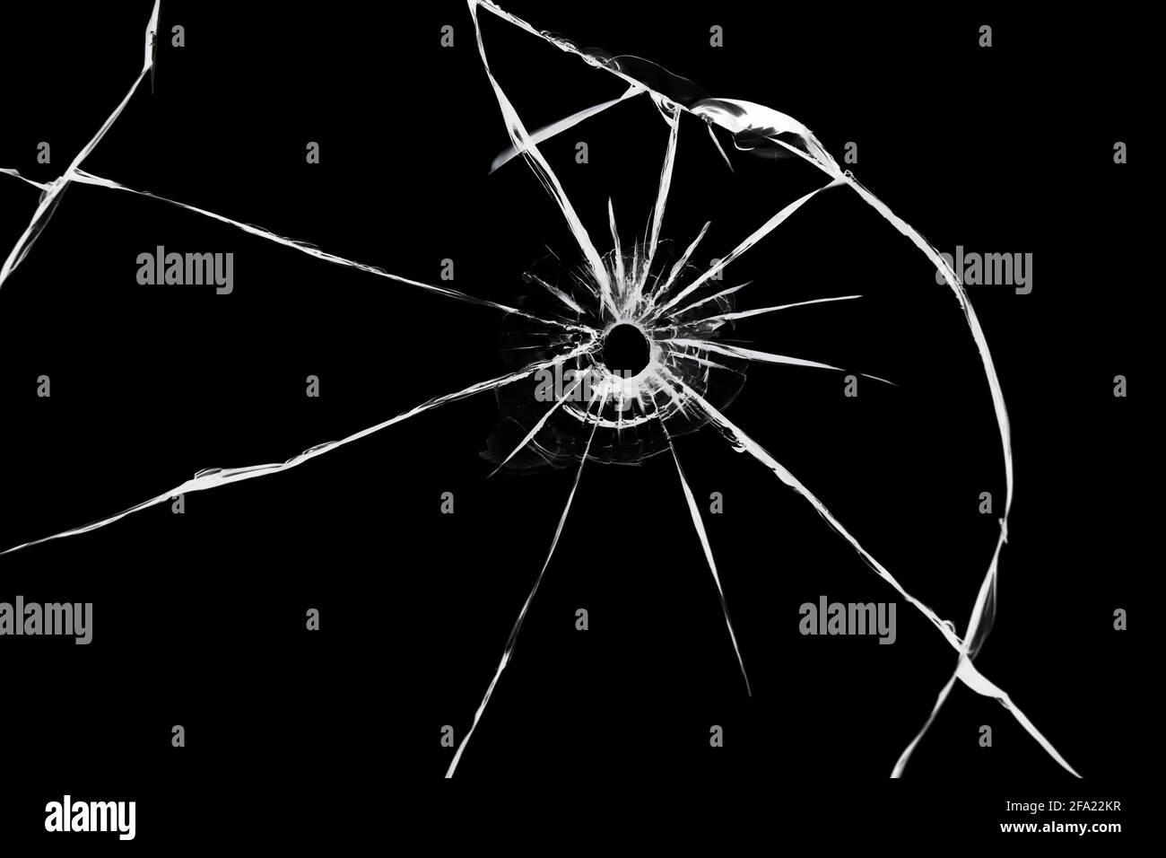 L'effet des fissures sur le verre brisé d'un coup d'arme. Un trou dans le verre de la balle Banque D'Images