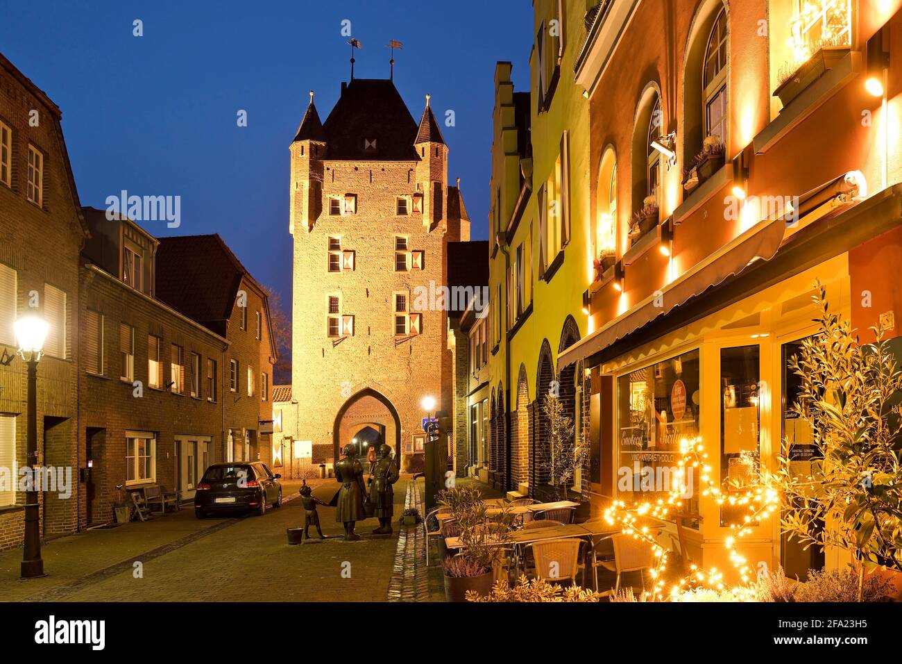 Porte de ville intérieure de Klever dans la soirée, Allemagne, Rhénanie-du-Nord-Westphalie, Basse-Rhin, Xanten Banque D'Images