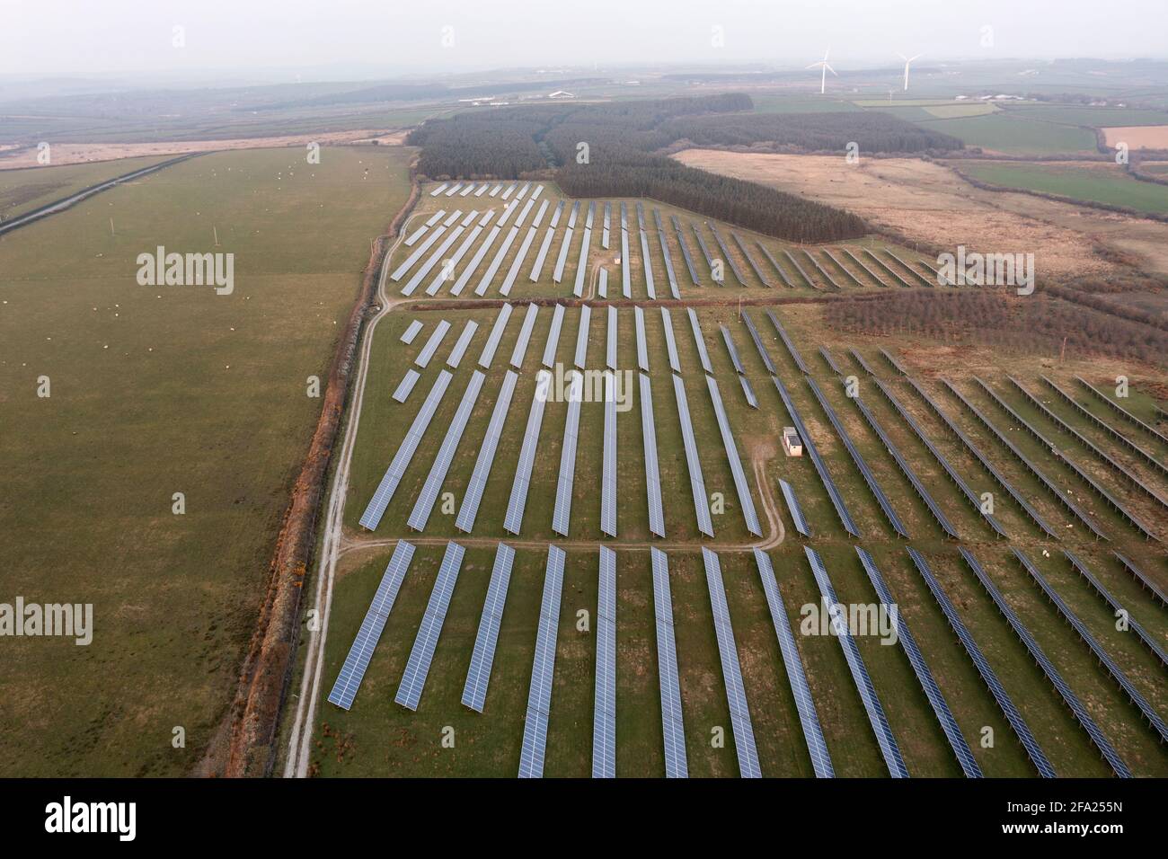 Vue aérienne d'une ferme solaire dans le sud-ouest de l'Angleterre, au Royaume-Uni Banque D'Images