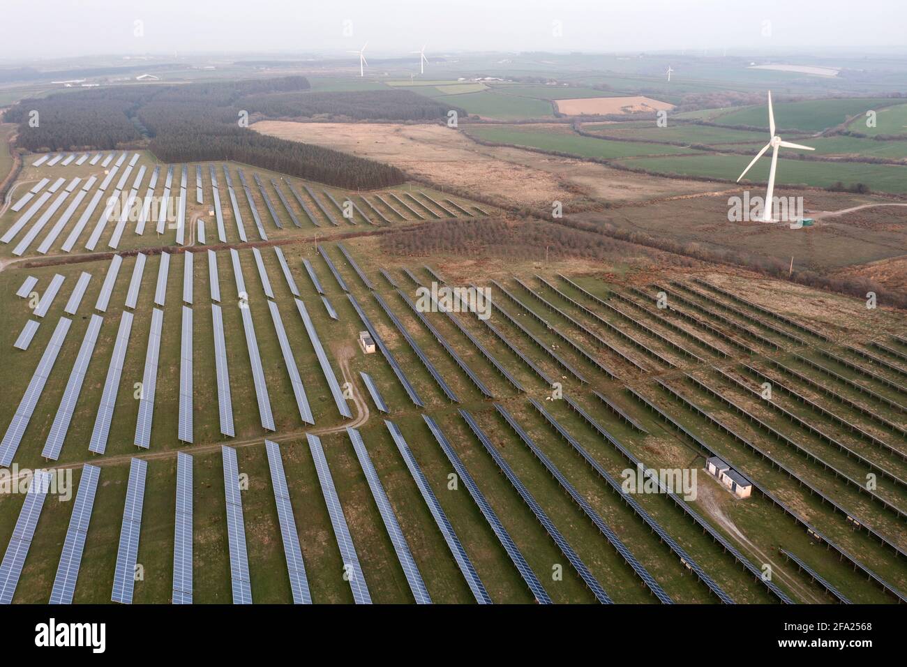 Vue aérienne d'une ferme solaire dans le sud-ouest de l'Angleterre, au Royaume-Uni Banque D'Images
