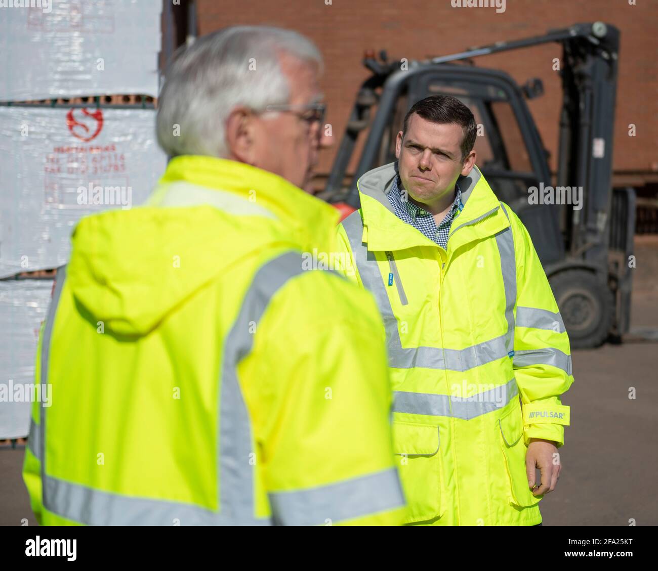 Blantyre, Écosse, Royaume-Uni. 22 avril 2021. PHOTO : (à gauche) Jimmy Raeburn - joint MD de Raeburn Brick Ltd; (à droite) Douglas Ross MP. Le député Douglas Ross, chef du Parti conservateur et unioniste écossais, a visité Raeburn Brick Ltd à Blantyre, une société de construction qui a mis en lumière les projets du parti visant à créer des emplois et à reconstruire l'Écosse. Le projet conservateur écossais de reconstruire l'économie écossaise créerait des centaines de milliers d'emplois au cours du prochain mandat du Parlement écossais. Crédit : Colin Fisher/Alay Live News. Banque D'Images