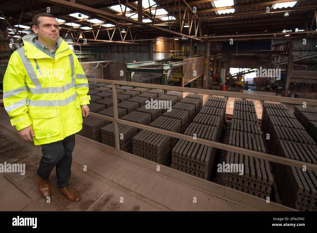 Blantyre, Écosse, Royaume-Uni. 22 avril 2021. PHOTO : le député Douglas Ross, chef du Parti conservateur et unioniste écossais, a visité Raeburn Brick Ltd à Blantyre, une société de construction qui a mis en lumière les projets du parti visant à créer des emplois et à reconstruire l'Écosse. Le projet conservateur écossais de reconstruire l'économie écossaise créerait des centaines de milliers d'emplois au cours du prochain mandat du Parlement écossais. L'analyse du parti a constaté que leurs propositions de manifeste pouvaient fournir au moins 200,000 nouveaux emplois. Crédit : Colin Fisher/Alay Live News. Banque D'Images