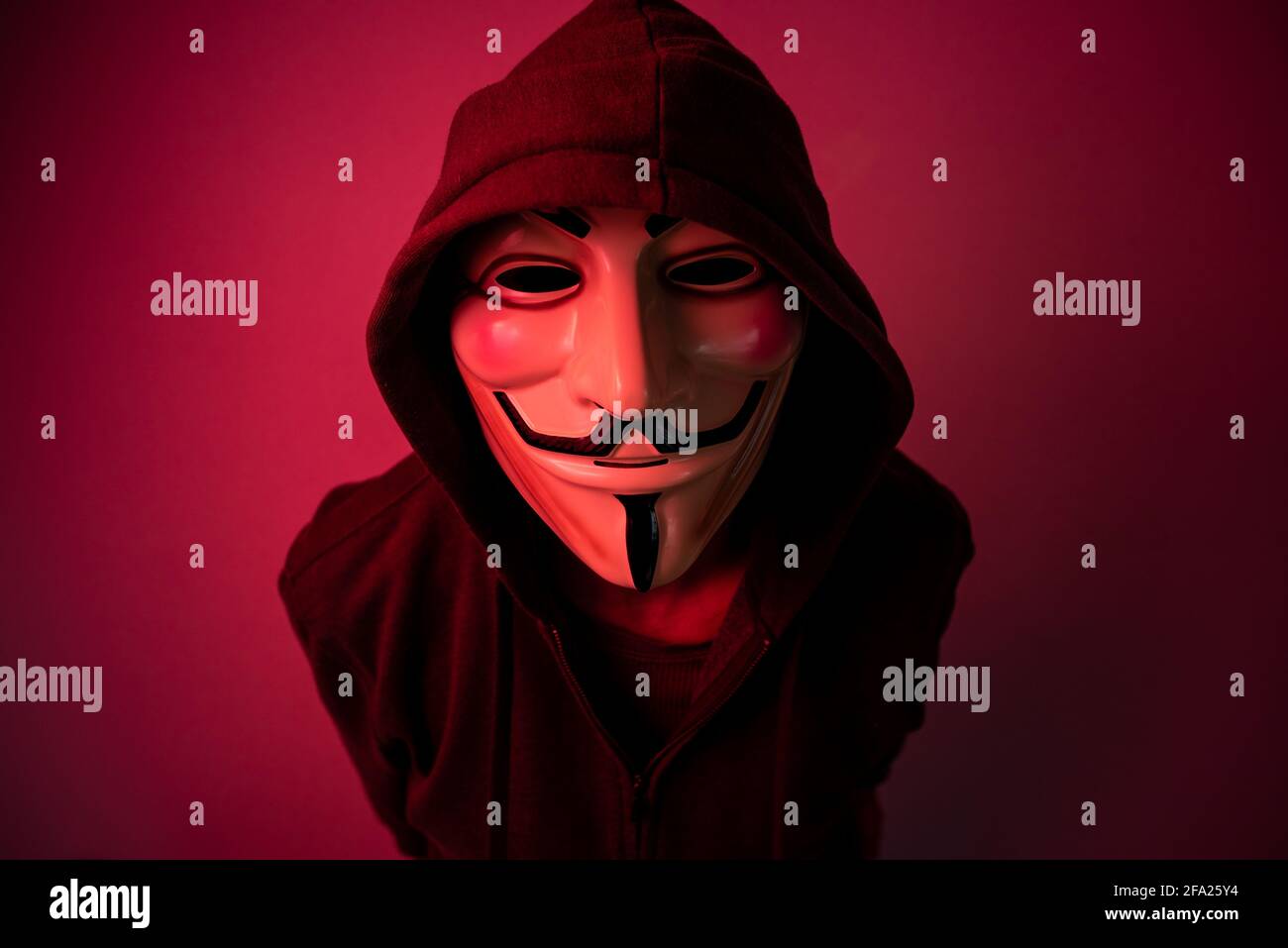 New York, Etats-Unis - 22 avril 2021: Homme portant un masque de vendetta avec pull à capuche sur fond noir. Ce masque est un symbole pour le groupe de pirates anonymes et pour anti Banque D'Images