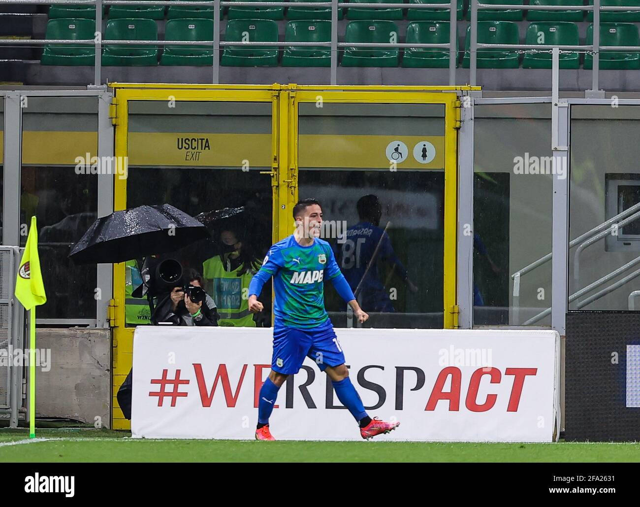 Giacomo Raspadori des États-Unis Sassuolo célèbre après avoir inscrit un but lors du championnat italien Serie UN match de football entre AC Milan et US Sassuolo Calcio le 21 avril 2021 au stade San Siro de Milan, Italie - photo Fabrizio Carabelli / Fabrizio Carabelli Images / DPPI Banque D'Images