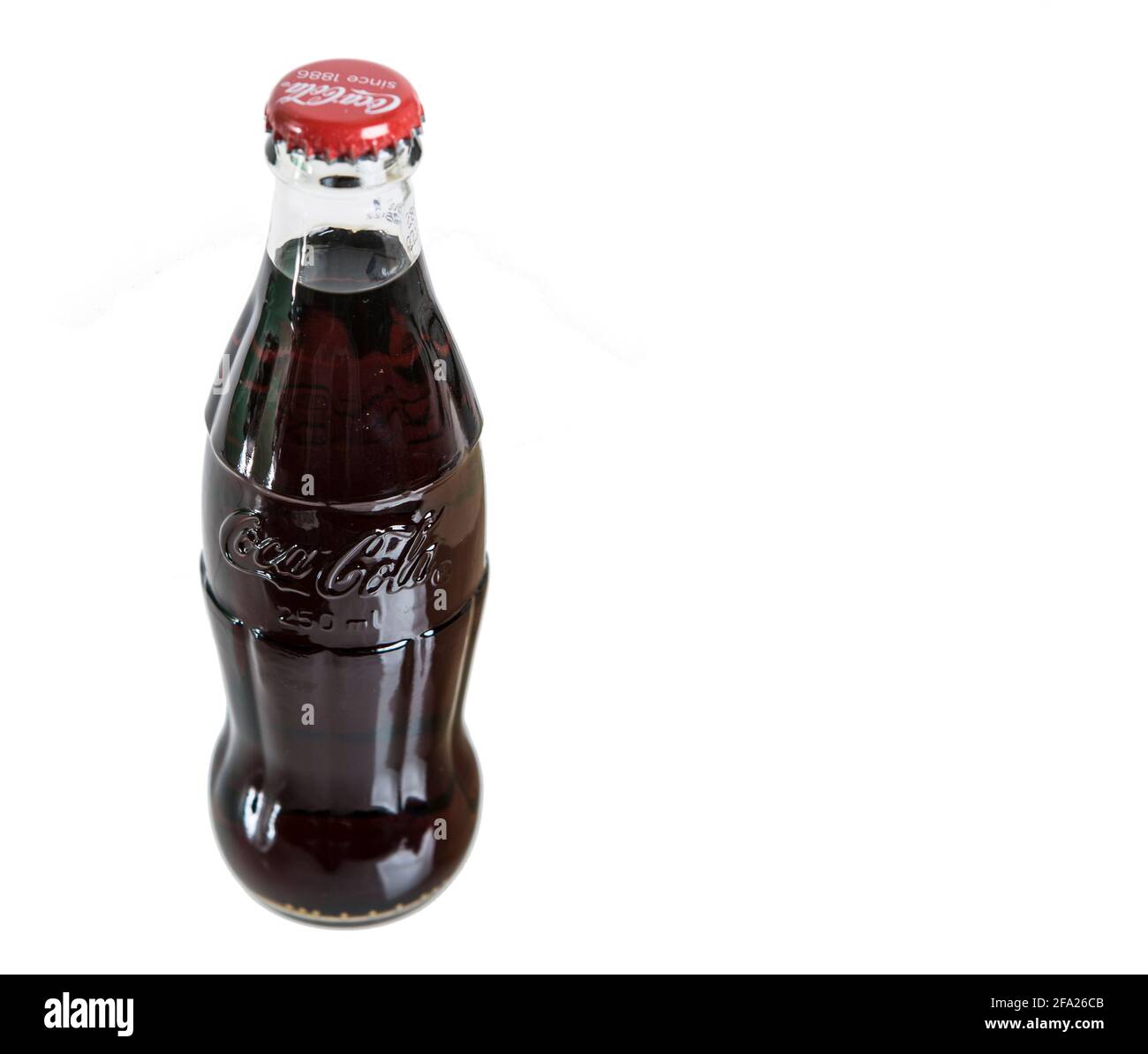 Die klassische Coca-Cola Flasche aus Glas mit der seit Jahrzenten weltweit bekannten Form. Banque D'Images