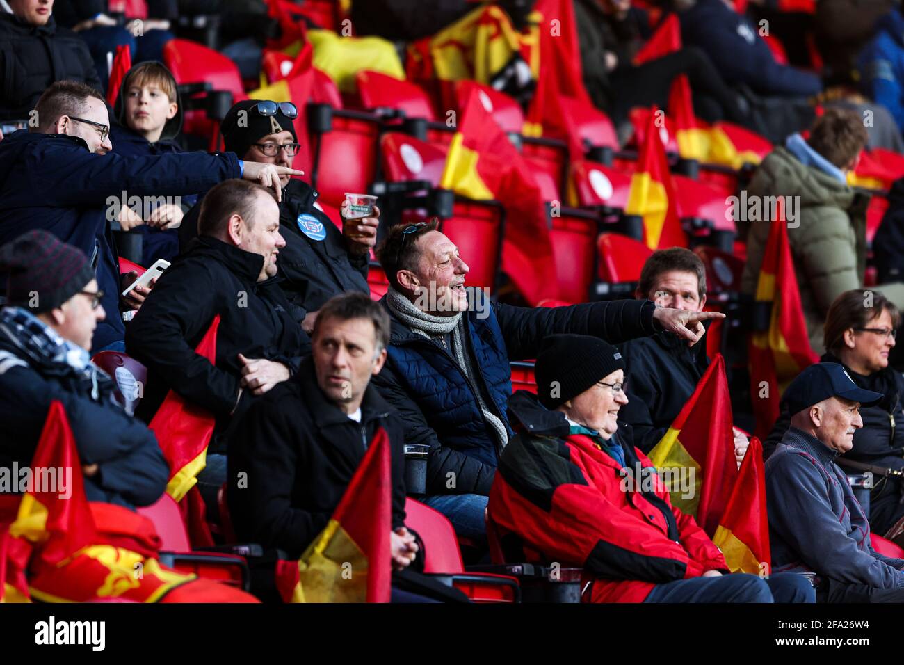 Farum, Danemark. 21 avril 2021. Les fans de football sont enfin autorisés à rentrer dans les stades de football danois. Ici, un fan du FC Nordsjaelland pointe sur le terrain avant le match 3F Superliga entre le FC Nordsjaelland et le Brondby SI à droite de Dream Park à Farum. (Crédit photo : Gonzales photo/Alamy Live News Banque D'Images
