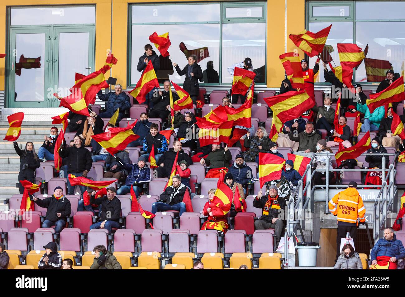 Farum, Danemark. 21 avril 2021. Les fans de football sont enfin autorisés à rentrer dans les stades de football danois. Ici, une section de fans du FC Nordsjaelland agite leurs drapeaux avant le match 3F Superliga entre le FC Nordsjaelland et Brondby IF en droit de Dream Park à Farum. (Crédit photo : Gonzales photo/Alamy Live News Banque D'Images
