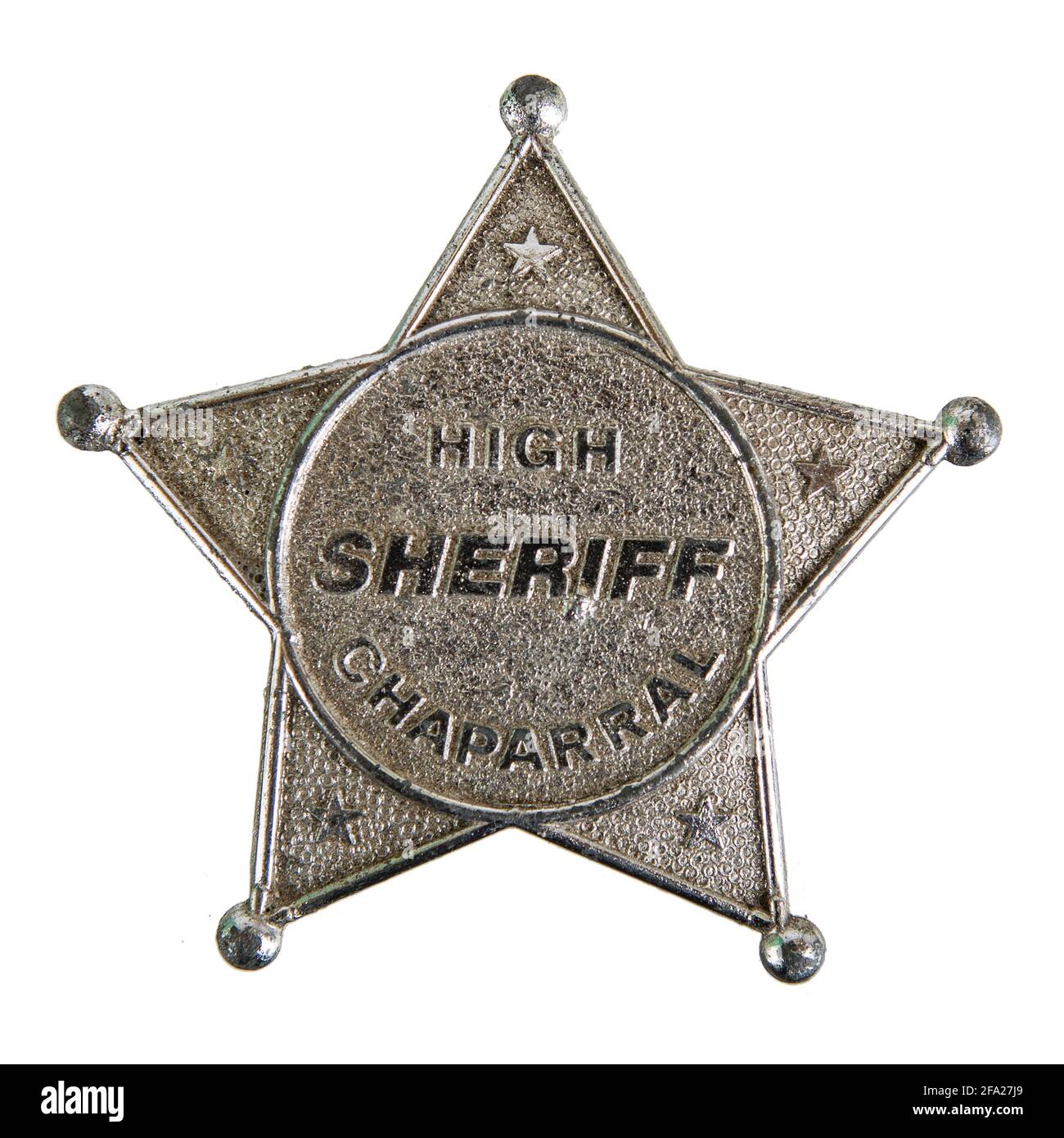 Ein Sheriffstern mit 5 Zacken, abgerundeten Spitzen und der Aufschrift High Chaparral Sheriff aus silbernem aluminium. Freigestellt Banque D'Images