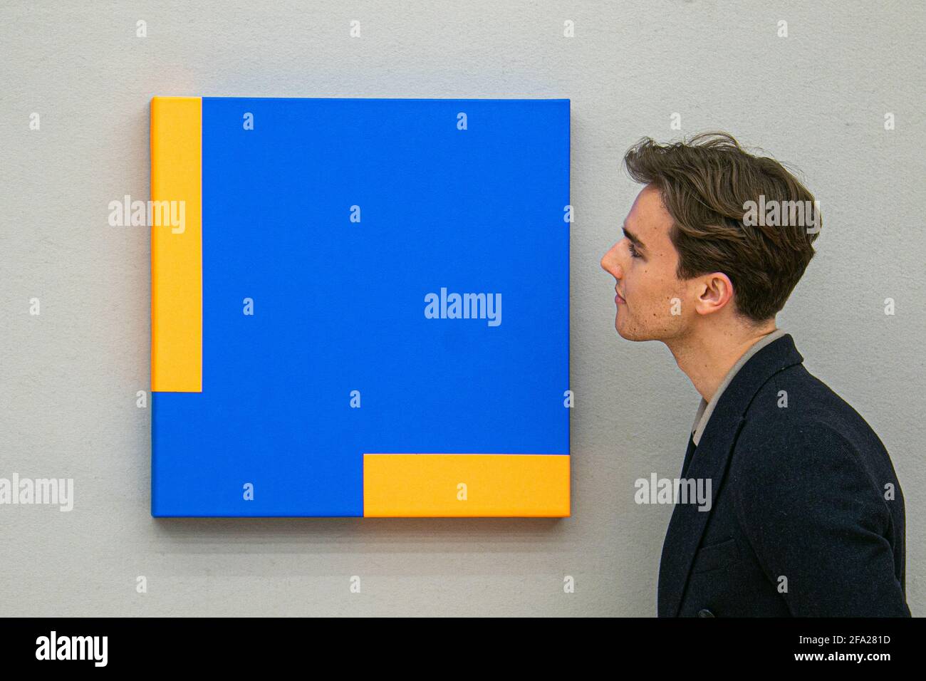 BONHAMS LONDRES, ROYAUME-UNI. 22 avril 2021. Aperçu de presse pour la vente d'art contemporain de Bonhams. Carmen Herrera (née en 1915), sans titre, 2013. Estimation: £150,000 - 200,000. À l’âge de 105 ans, Carmen Herrera est probablement la plus ancienne artiste au monde, et elle est certainement l’une des plus déterminées – ayant gagné sa longue bataille pour la reconnaissance dans un monde artistique dominé par les hommes seulement à la fin des années 90. La vente aura lieu le 27 avril à Bonhams New Bond Street. Credit amer ghazzal/Alamy Live News Banque D'Images
